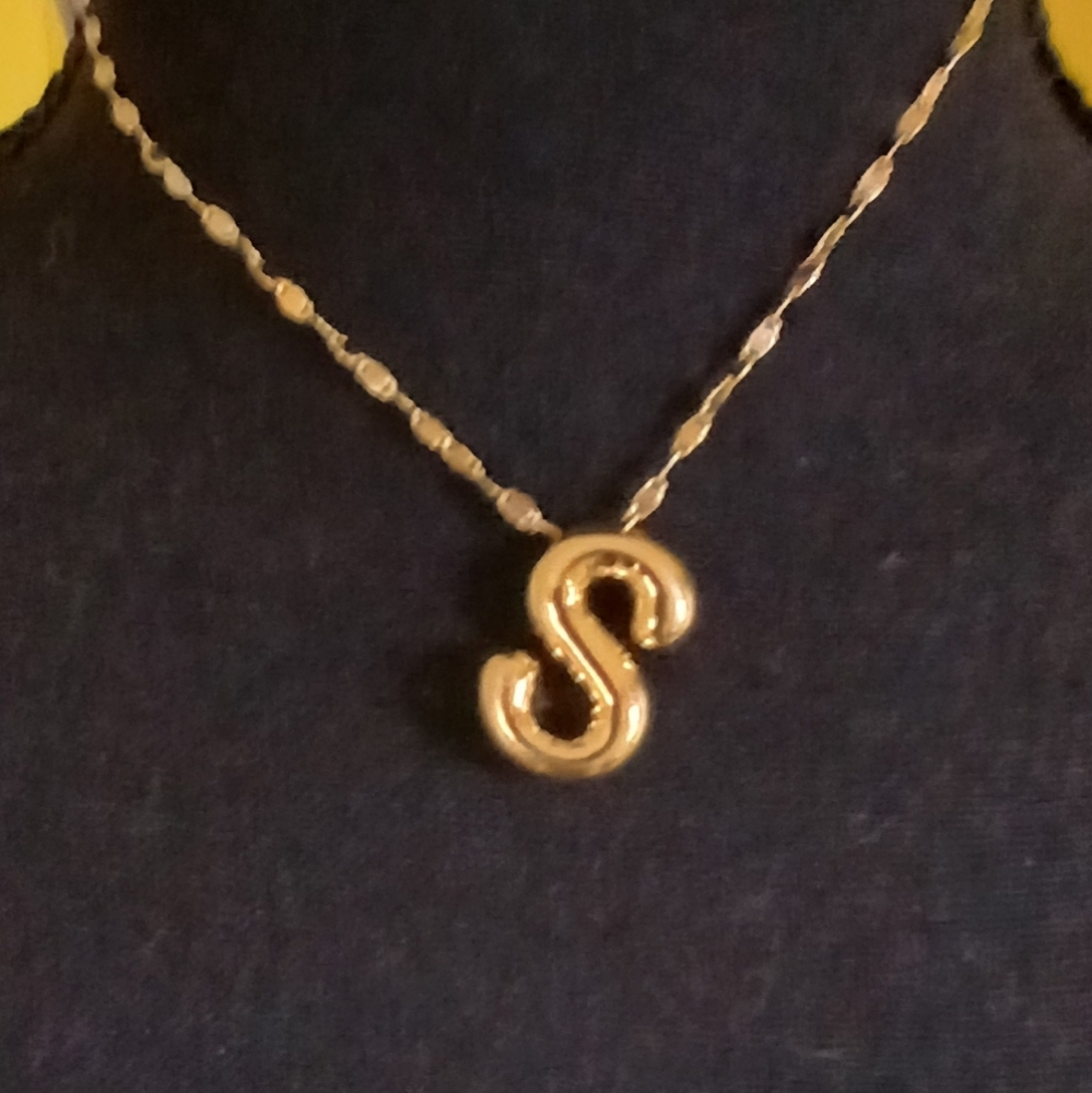 SUMMER'S COMING! "S" BUBBLE LETTER ADJUSTABLE PENDANT😲